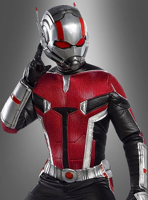 Eine Person in einem rot-schwarzen Rüstungsanzug mit Helm posiert vor einem grauen Hintergrund mit Farbverlauf, wobei sie mit einer Hand die Seite des Helms berührt. Dieser markante Look wird durch das „Ant-Man“-Kostüm von Grand Heritage erzielt, ein beeindruckendes Marvel-Lizenzprodukt.
