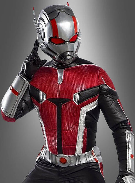Eine Person in einem rot-schwarzen Rüstungsanzug mit Helm posiert vor einem grauen Hintergrund mit Farbverlauf, wobei sie mit einer Hand die Seite des Helms berührt. Dieser markante Look wird durch das „Ant-Man“-Kostüm von Grand Heritage erzielt, ein beeindruckendes Marvel-Lizenzprodukt.