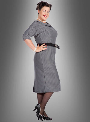 Eine Frau steht im Profil vor einem grau verlaufenden Hintergrund, lächelt mit den Händen in den Hüften und trägt das Bleistiftkleid „Jackie Rockabilly“ im Stil der 50er Jahre, kombiniert mit einem schwarzen Gürtel, Strümpfen und Pumps.