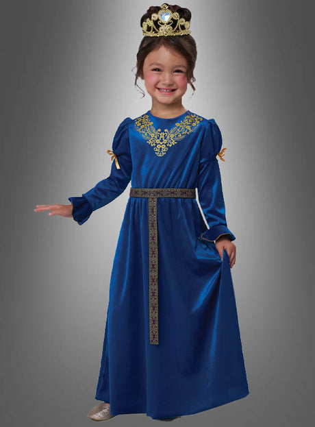 Ein junges Mädchen lächelt, trägt das „Kleine Renaissance-Prinzessinnen“-Kostüm – ein langes blaues Samtkleid im mittelalterlichen Stil mit goldener Stickerei und funkelnder Krone – und posiert vor einem grauen Hintergrund mit Farbverlauf.