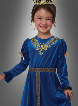 Ein kleines Kind lächelt in seinem „Kleine Renaissance-Prinzessin“-Kostüm – einem blauen Samtkleid mit goldenen Verzierungen und einer Krone – vor einem grauen Hintergrund mit Farbverlauf.