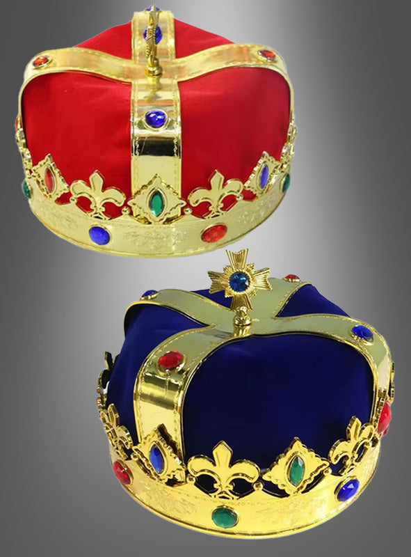 Zwei kunstvoll verzierte Kronen der „Krone für Märchenkostüme“, eine in Rot und eine in Blau, verziert mit Goldbordüren und bunten Edelsteinen, präsentiert vor einem grauen Hintergrund mit Farbverlauf – perfekte Accessoires für jedes Märchenkostüm.