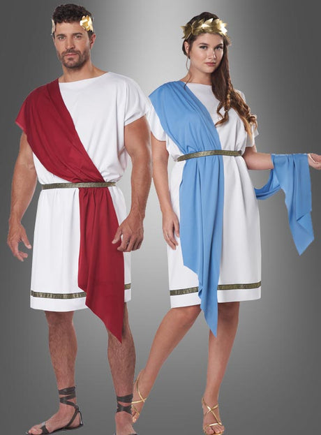Zwei Personen präsentieren das „Wandelbare Togakostüm Römer Unisex“ – weiße Tuniken, kombiniert mit goldenen Gürteln und Blatt-Stirnbändern –, wobei das eine Outfit mit einer roten Schärpe und das andere mit einer blauen akzentuiert ist. Vor einem schlichten grauen Hintergrund unterstreichen diese Looks das vielseitige Design und die zeitlose Eleganz dieses klassischen römischen Kostüms.