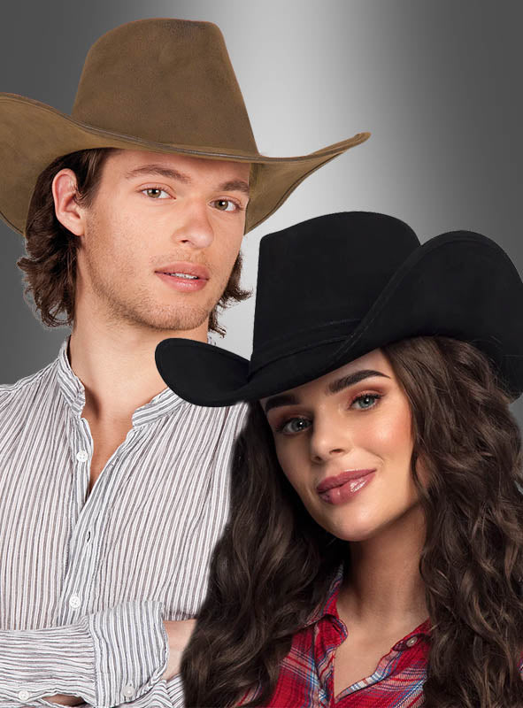 Ein Mann mit einem braunen Cowboyhut „Wild Lederoptik Deluxe“ und eine Frau mit einem schwarzen Westernhut posieren gemeinsam vor einem grauen Hintergrund mit Farbverlauf.