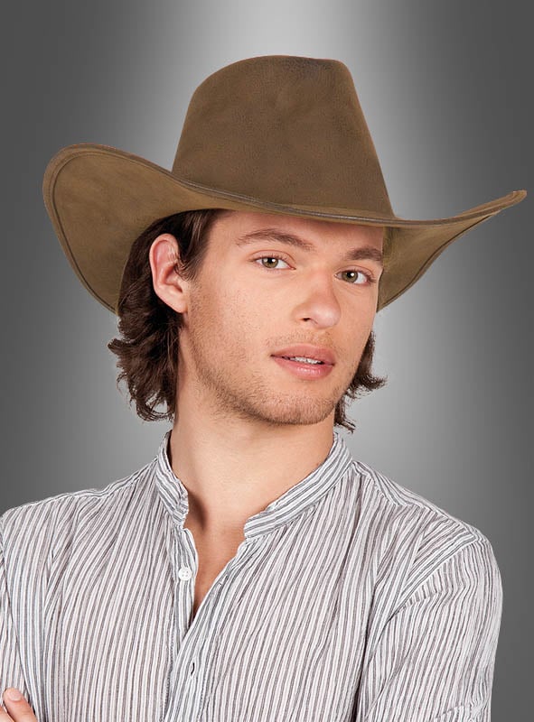 Ein junger Erwachsener mit mittellangem braunem Haar trägt einen Cowboyhut „Wild Lederoptik Deluxe“ und ein gestreiftes Hemd mit Knöpfen und steht vor einem grauen Hintergrund mit Farbverlauf.