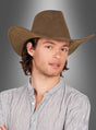 Ein junger Erwachsener mit mittellangem braunem Haar trägt einen Cowboyhut „Wild Lederoptik Deluxe“ und ein gestreiftes Hemd mit Knöpfen und steht vor einem grauen Hintergrund mit Farbverlauf.