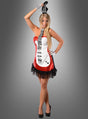 Eine Frau trägt das auffällige rote „Glam Rock Gitarren“-Kostüm, ein Kleid, das einer E-Gitarre nachempfunden ist, dazu schwarze Handschuhe und einen kleinen, passenden Hut. Sie steht vor einem grauen Hintergrund mit Farbverlauf – eine echte Hommage an den legendären Glam-Rock-Kostümstil.