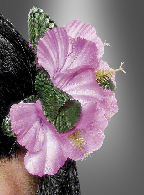 Der „Hawaii Blumen“-Haarschmuck ist mit zwei großen rosa Hibiskusblüten aus Stoff und grünen Blättern verziert und verleiht dunklem Haar vor einem grauen Farbverlauf eine lebendige Note – ideal für deine nächste Hawaii-Party oder als Abschluss für dein Hawaii-Kostüm.