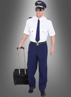Ein Mann in Pilotenuniform, Sonnenbrille und Mütze steht vor einem grauen Hintergrund und hält mit einer Hand den Griff eines Rollkoffers fest – ein perfektes Beispiel für das „Pilotenkostüm mit Krawatte“ für alle, die auf der Suche nach einer authentischen Pilotenuniform für den Karneval oder einem Pilotenkostüm für Herren sind.