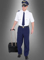 Ein Mann in Pilotenuniform, Sonnenbrille und Mütze steht vor einem grauen Hintergrund und hält mit einer Hand den Griff eines Rollkoffers fest – ein perfektes Beispiel für das „Pilotenkostüm mit Krawatte“ für alle, die auf der Suche nach einer authentischen Pilotenuniform für den Karneval oder einem Pilotenkostüm für Herren sind.