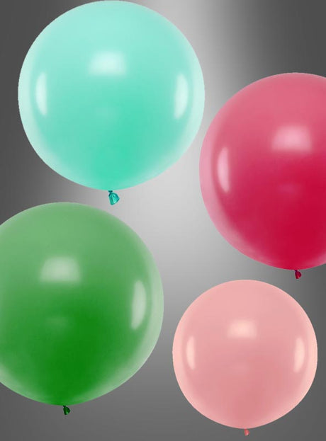 Vier runde Ballons in den Farben Blaugrün, Rot, Grün und Hellrosa – jeweils XXL „Runde Riesen“-Ballons (60–100 cm) – schweben vor einem grauen Hintergrund mit Farbverlauf. Ihre beeindruckende Größe und ihre leuchtenden Farben sorgen für einen auffälligen Anblick.
