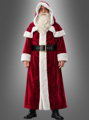 Eine Person, die den „Mantel Weihnachtsmann dunkelrot“ trägt – einen rot-weißen Mantel im Weihnachtsmann-Stil mit Kapuze, schwarzem Gürtel und schwarzen Stiefeln –, steht vor einem grauen Hintergrund.