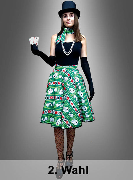 Eine Frau, gekleidet im „2. Wahl Casino Rock mit Halstuch“-Outfit – bestehend aus Zylinder, Perlenkette, schwarzen Handschuhen und Netzstrümpfen –, hält Spielkarten in der Hand und steht vor einem grauen Hintergrund. Der Text lautet „2. Wahl“.