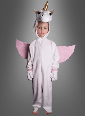 Ein Kind trägt das „Zauberhaftes Plüsch-Einhorn-Kostüm Deluxe“ mit weißem Oberteil, rosa Flügeln und einem Einhorn-Kopfschmuck und steht vor einem grauen Hintergrund – die perfekte Wahl unter den Tierkostümen für Mädchen zu Fasching, Karneval oder Halloween.