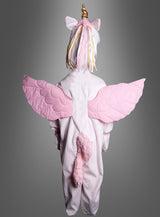 Ein Kind, das das „Zauberhaftes Plüsch-Einhorn-Kostüm Deluxe“ trägt – mit rosa Flügeln, einem Schwanz und einem goldenen Horn –, steht mit dem Rücken zu einem grauen Hintergrund – damit ist es die perfekte Wahl unter den Tierkostümen für Mädchen zu Fasching, Karneval oder Halloween.