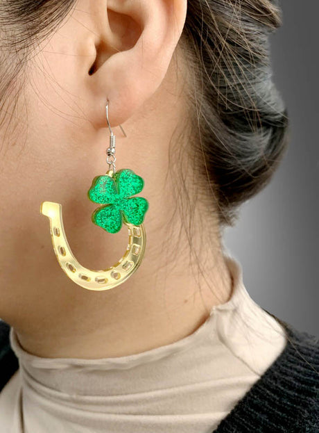 Diese „St. Patrick’s Day Ohrringe Kleeblatt“ mit einem goldenen Hufeisen-Ohrring, der mit einem grünen, glitzernden vierblättrigen Kleeblatt-Anhänger verziert ist, eignen sich perfekt, um den St. Patrick’s Day im wahrhaft irischen Stil zu feiern.