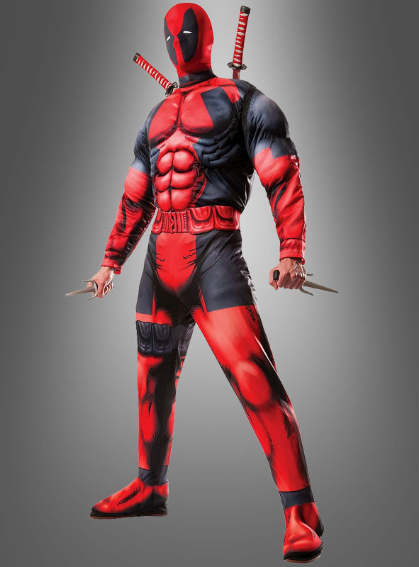 Eine Person in einem rot-schwarzen Deadpool-Kostüm für Herren mit Muskelpolstern, die zwei kleine Schwerter und zwei Katanas auf dem Rücken trägt und vor einem grauen Hintergrund mit Farbverlauf steht. Dieses beeindruckende Marvel-Lizenzkostüm gibt den ikonischen Look des beliebten Superhelden perfekt wieder.