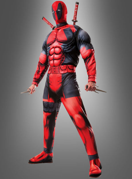 Eine Person in einem rot-schwarzen Deadpool-Kostüm für Herren mit Muskelpolstern, die zwei kleine Schwerter und zwei Katanas auf dem Rücken trägt und vor einem grauen Hintergrund mit Farbverlauf steht. Dieses beeindruckende Marvel-Lizenzkostüm gibt den ikonischen Look des beliebten Superhelden perfekt wieder.
