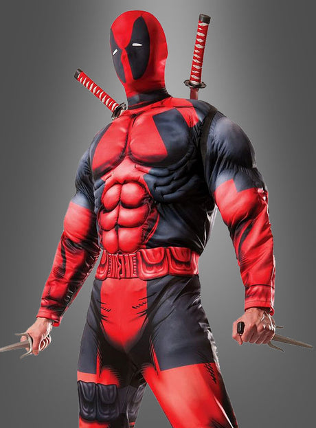 Eine Person, die das rote und schwarze Deadpool-Kostüm für Herren trägt, in beiden Händen Metallklauen hält und zwei Schwerter auf dem Rücken trägt, steht vor einem grauen Hintergrund mit Farbverlauf.