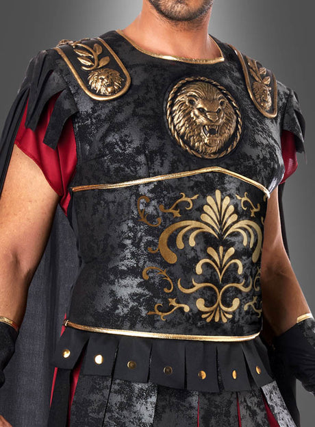 Eine Person im „Maximus Gladiator“-Kostüm im römischen Stil, das sich durch ein schwarz-goldenes Design mit einem Löwenemblem auf der Brust, aufwendige florale Verzierungen und Schulterschützer auszeichnet – und damit die Essenz römischer Stärke und Eleganz perfekt einfängt.