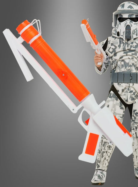 Eine Person in Tarnkleidung hält den „Clonetrooper Blaster Waffe aus Kunststoff Clone WARS“ in der Hand, einen orange-weißen Spielzeugblaster, der von Star Wars inspiriert ist; im Vordergrund ist ein größeres Bild des Spielzeugs deutlich zu sehen.