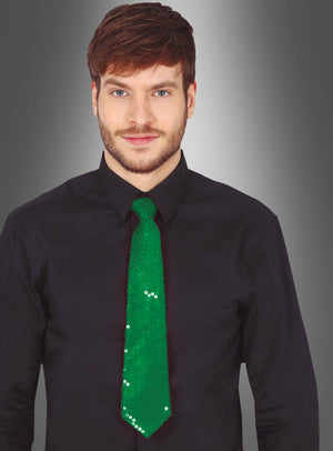 Ein Mann mit kurzen braunen Haaren, gekleidet in ein schwarzes Hemd und eine grüne Pailletten-Krawatte (Unisex), steht vor einem grauen Hintergrund mit Farbverlauf. Dieses funkelnde Karnevalsaccessoire ist ideal für alle, die ihrem Outfit einen festlichen Touch verleihen möchten.