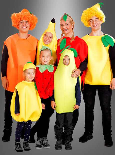 Sechs Personen, darunter Kinder und Erwachsene, posieren in farbenfrohen Obst- und Gemüsekostümen vor einem grauen Hintergrund. Zu den farbenfrohen Outfits gehört das „Erdbeere-Kostüm aus Plüsch für Erwachsene“ sowie Kostüme, die einer Banane, einem Apfel, einer Möhre und einer Zitrone nachempfunden sind – ein lustiges und lebhaftes Karnevalskostüm, das sowohl für Kinder als auch für Erwachsene geeignet ist.