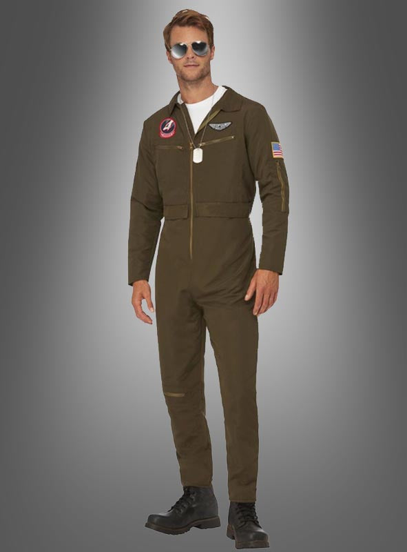 Ein Mann, gekleidet als „Top Gun“-Pilot mit Namensschild – komplett mit Fluganzug im Militärstil, Pilotenbrille und Stiefeln – steht vor einem grau abgestuften Hintergrund und präsentiert einen beeindruckenden Look, der perfekt für alle ist, die ein authentisches „Top Gun“-Kostüm für Herren oder ein original lizenziertes Pilotenuniform-Kostüm suchen.