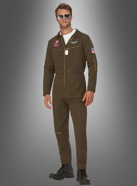 Ein Mann, gekleidet als „Top Gun“-Pilot mit Namensschild – komplett mit Fluganzug im Militärstil, Pilotenbrille und Stiefeln – steht vor einem grau abgestuften Hintergrund und präsentiert einen beeindruckenden Look, der perfekt für alle ist, die ein authentisches „Top Gun“-Kostüm für Herren oder ein original lizenziertes Pilotenuniform-Kostüm suchen.