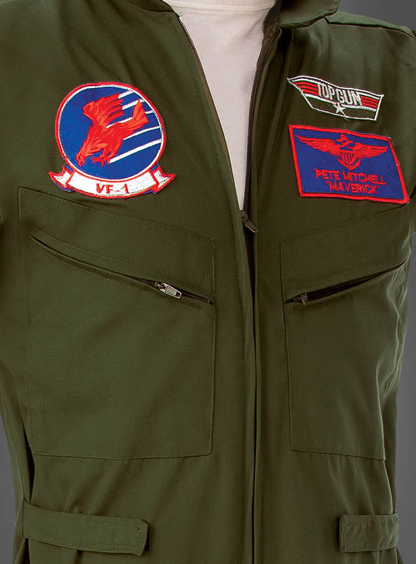 Ein grüner „Top Gun“-Pilotenanzug mit Namensschild und Aufnähern mit den Aufschriften „VF-1“, „TOP GUN“ und „Pete Mitchell Maverick“ auf der Brust – diese authentische Pilotenuniform ist das perfekte „Top Gun“-Kostüm für Herren, die auf der Suche nach einem originalen, lizenzierten Kostüm-Look sind.
