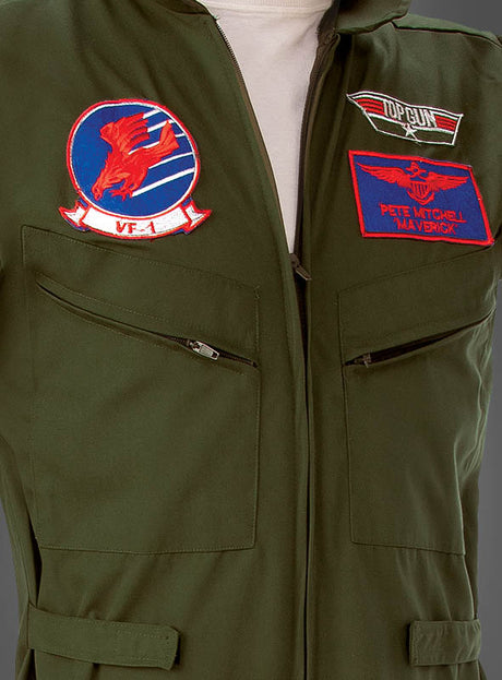 Ein grüner „Top Gun“-Pilotenanzug mit Namensschild und Aufnähern mit den Aufschriften „VF-1“, „TOP GUN“ und „Pete Mitchell Maverick“ auf der Brust – diese authentische Pilotenuniform ist das perfekte „Top Gun“-Kostüm für Herren, die auf der Suche nach einem originalen, lizenzierten Kostüm-Look sind.