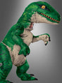Eine Person, die das „Jurassic World Velociraptor Dino-Kostüm mit Sound“ trägt, steht vor einem schlichten grauen Hintergrund und vermittelt so den typischen Look dieses kultigen aufblasbaren Kostüms.