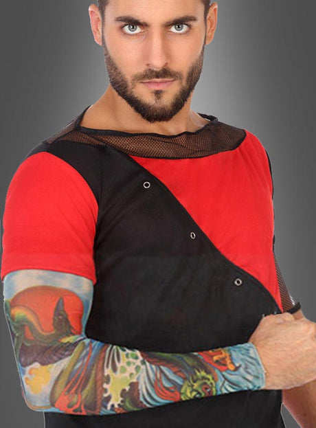Ein Mann mit kurzgeschnittenem Bart trägt ein schwarz-rotes Shirt mit Mesh-Details und präsentiert eine „Eine Tattoo Fake Armstulpe“ an seinem linken Arm vor einem schlichten grauen Hintergrund.