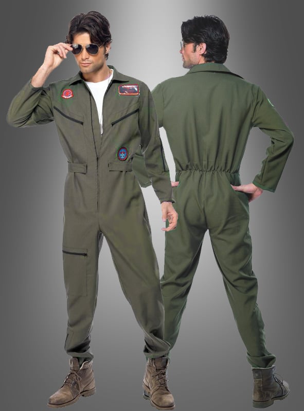 Zwei Männer tragen olivgrüne „Top Gun“-Pilotenuniformen mit Brille, die mit Aufnähern verziert sind – der eine rückt seine Sonnenbrille zurecht, während er nach vorne blickt, der andere steht mit dem Rücken zur Kamera; beide tragen braune Stiefel. Dieses Ensemble verkörpert perfekt ein authentisches Navy-Pilotenkostüm und hebt die originalen Details des Lizenzkostüms für jeden „Top Gun“-Fan hervor.
