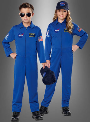 Zwei Kinder tragen blaue NASA-Astronautenanzüge für Kinder, dazu schwarze Stiefel und Mützen. Das eine hält eine Mütze in der Hand, während das andere eine Sonnenbrille trägt. Beide stehen selbstbewusst vor einem grauen Hintergrund in ihren authentischen NASA-Astronautenkostümen.
