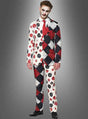 Ein Mann im „Suitmeister Clown-Anzug mit Krawatte“ – bestehend aus einem Anzug im Harlekin-Stil mit kontrastierenden Mustern und Farben, schwarzen Schuhen und Clown-Make-up – steht vor einem grauen Hintergrund mit Farbverlauf – perfekt für alle, die auf der Suche nach einem auffälligen Halloween-Clown-Anzug oder einem einzigartigen Clown-Kostüm für Halloween sind.