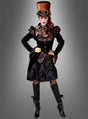 Eine Frau in einem Steampunk-Kostüm mit einem hohen braunen Zylinder, einer Schutzbrille, einem schwarzen Kleid mit goldenen Akzenten, goldenen Handschuhen und kniehohen schwarzen Stiefeln – ihr Look wird durch die auffällige Steampunk-Jacke „Lady Herriet“ im viktorianischen Stil abgerundet – posiert vor einem grauen Hintergrund mit Farbverlauf.