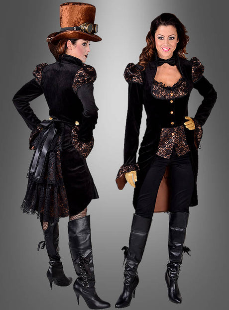 Zwei Frauen präsentieren ein vom Steampunk inspiriertes Outfit im viktorianischen Stil, bestehend aus der Steampunk-Jacke „Lady Herriet“ aus schwarzem Samt mit braunen, gemusterten Akzenten, hohen Schnürstiefeln und einem braunen Zylinder, der mit einer Schutzbrille verziert ist. Die eine blickt nach vorne, die andere zeigt den Rücken.