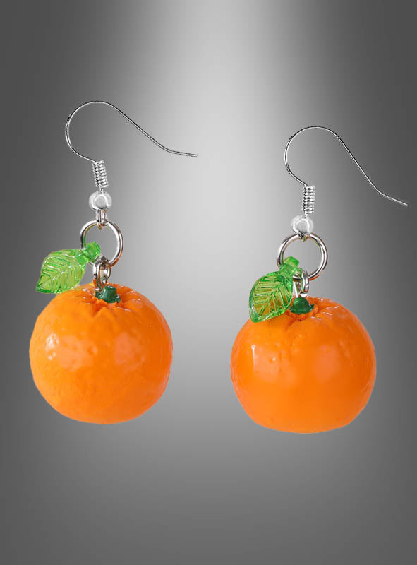 Ein Paar Orangen-Ohrringe – als Scheibe oder ganze Frucht –, mit leuchtend orangefarbenen Motiven und grünen Blättern vor einem grauen Hintergrund mit Farbverlauf – perfekt, um Ihrer Obst-Ohrring-Kollektion einen verspielten Akzent zu verleihen oder ein Obst-Kostüm abzurunden.