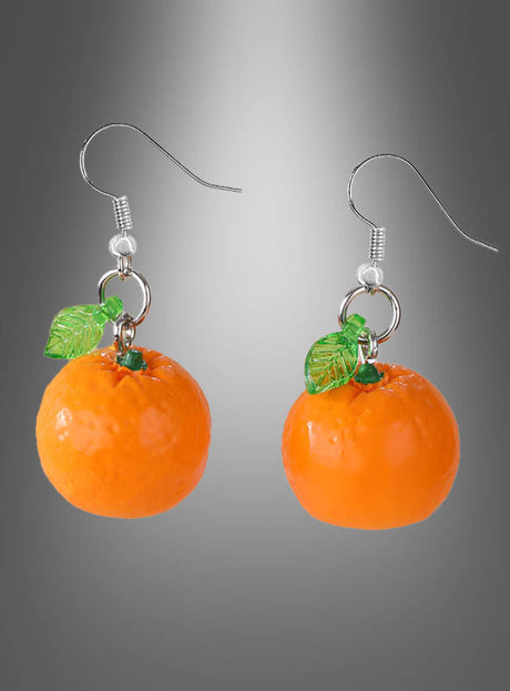 Ein Paar Orangen-Ohrringe – als Scheibe oder ganze Frucht –, mit leuchtend orangefarbenen Motiven und grünen Blättern vor einem grauen Hintergrund mit Farbverlauf – perfekt, um Ihrer Obst-Ohrring-Kollektion einen verspielten Akzent zu verleihen oder ein Obst-Kostüm abzurunden.