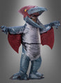 Eine Person trägt ein blau-rotes, aufblasbares Pteranodon-Kostüm mit ausgebreiteten Flügeln und steht vor einem schlichten grauen Hintergrund.
