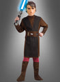 Eine Person trägt das Anakin-„Clone Wars“-Kinderkostüm, bestehend aus einer braunen Robe, braunen Stiefeln und einem blauen Lichtschwert sowie einer großen Charaktermaske, und steht vor einem grauen Hintergrund.