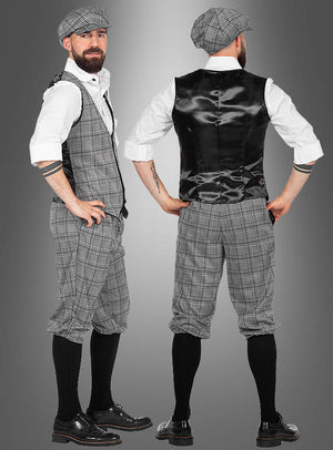 Ein Mann präsentiert das „20er-Kostüm-Outfit Herren Michael“, bestehend aus karierten Knickerbockern, einer passenden Weste, einer Zeitungsjungenmütze, einem weißen Hemd, schwarzen Socken und Schuhen. Es werden sowohl die Vorder- als auch die Rückansicht vor einem grauen Hintergrund mit Farbverlauf gezeigt.