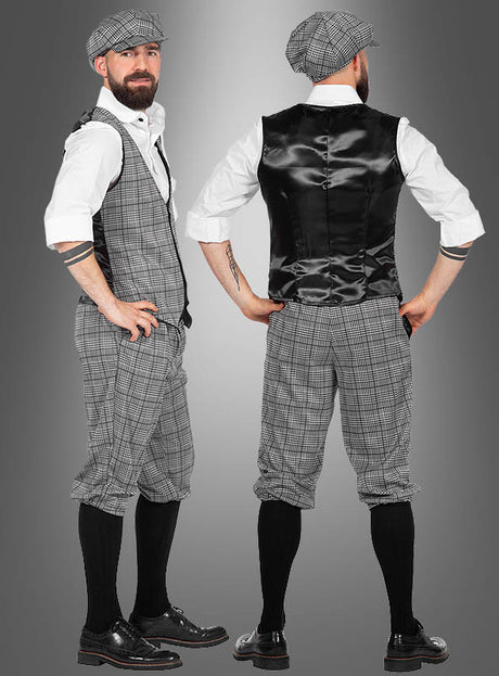 Ein Mann präsentiert das „20er-Kostüm-Outfit Herren Michael“, bestehend aus karierten Knickerbockern, einer passenden Weste, einer Zeitungsjungenmütze, einem weißen Hemd, schwarzen Socken und Schuhen. Es werden sowohl die Vorder- als auch die Rückansicht vor einem grauen Hintergrund mit Farbverlauf gezeigt.