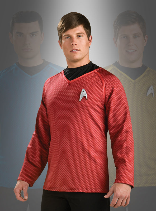 Im Vordergrund ist ein Mann zu sehen, der das „Star Trek Film XI Grand Heritage“-Shirt trägt, im Hintergrund sind verblasste Abbildungen von zwei weiteren Personen in blauen und gelben Uniformen zu erkennen.