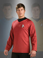 Im Vordergrund ist ein Mann zu sehen, der das „Star Trek Film XI Grand Heritage“-Shirt trägt, im Hintergrund sind verblasste Abbildungen von zwei weiteren Personen in blauen und gelben Uniformen zu erkennen.