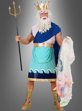 Im „Poseidon-Kostüm für Herren“ gekleidet, hinterlässt eine als Meeresgott verkleidete Person einen eindrucksvollen Eindruck: Das blau-türkisfarbene Kostüm umfasst eine goldene Krone, Sandalen, einen weißen Bart sowie Accessoires wie einen Dreizack und ein Fischernetz – alles vor einem grauen Hintergrund.