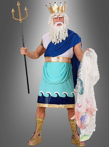 Im „Poseidon-Kostüm für Herren“ gekleidet, hinterlässt eine als Meeresgott verkleidete Person einen eindrucksvollen Eindruck: Das blau-türkisfarbene Kostüm umfasst eine goldene Krone, Sandalen, einen weißen Bart sowie Accessoires wie einen Dreizack und ein Fischernetz – alles vor einem grauen Hintergrund.