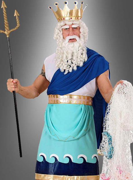 Ein als Meeresgott verkleideter Mann trägt das Poseidon-Kostüm für Herren, komplett mit Krone, weißem Bart, blauem und türkisfarbenem Gewand sowie einem Dreizack in der einen Hand und einem Fischernetz in der anderen. Dieses beeindruckende Kostüm hebt sich deutlich vom grauen Hintergrund ab.