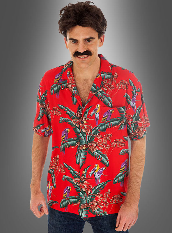 Ein Mann mit dunklem Haar und Schnurrbart verkörpert einen klassischen Retro-Look, während er vor einem grauen Hintergrund mit Farbverlauf steht und das „Magnum Hemd rot 80er Hawaiihemd“ trägt, das sich durch eine leuchtend rote Farbe sowie ein Papageien- und Blattmuster auszeichnet.